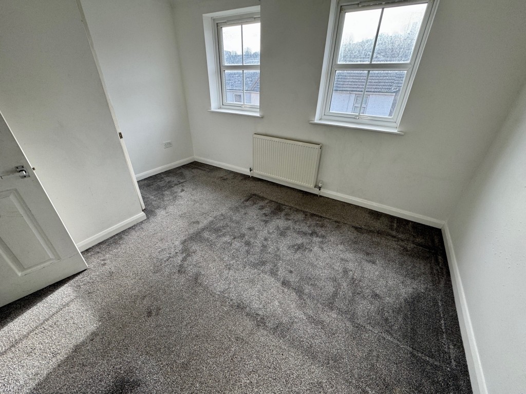 Lot: 67 - MODERN END-TERRACE HOUSE - Bedroom 1